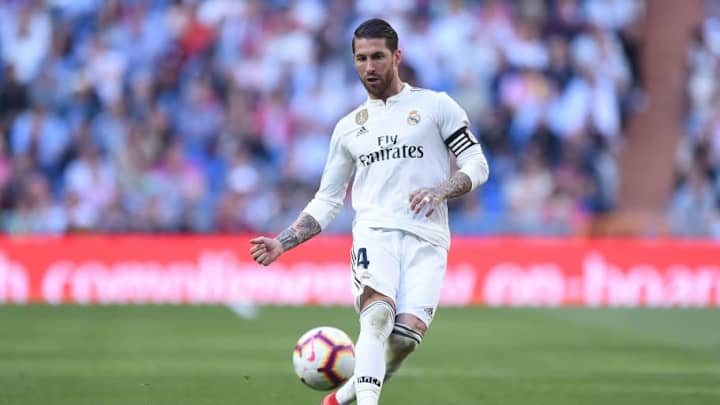 Sergio Ramos demuestra su puntería para las faltas en el entrenamiento de la selección