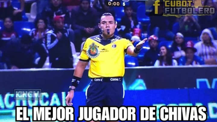 Memes destacan el polémico arbitraje en el empate de las Chivas contra el Puebla