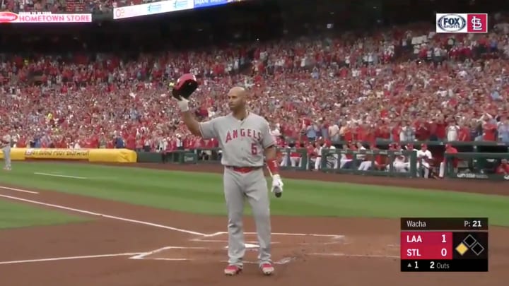 Albert Pujols Earns Huge Ovation From Cardinals Fans in Busch Stadium Return Albert Pujols Earns Huge Ovation From Cardinals Fans in Busch Stadium Return