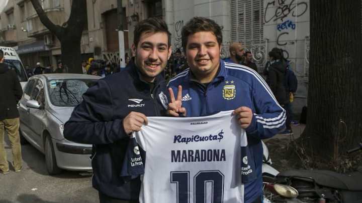 RIVALES, NO ENEMIGOS | Estudiantes también celebró la llegada de Maradona a Gimnasia RIVALES, NO ENEMIGOS | Estudiantes también celebró la llegada de Maradona a Gimnasia