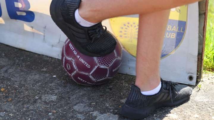 VÍDEO | Un árbitro le da sus botas a un juvenil para que pueda seguir jugando