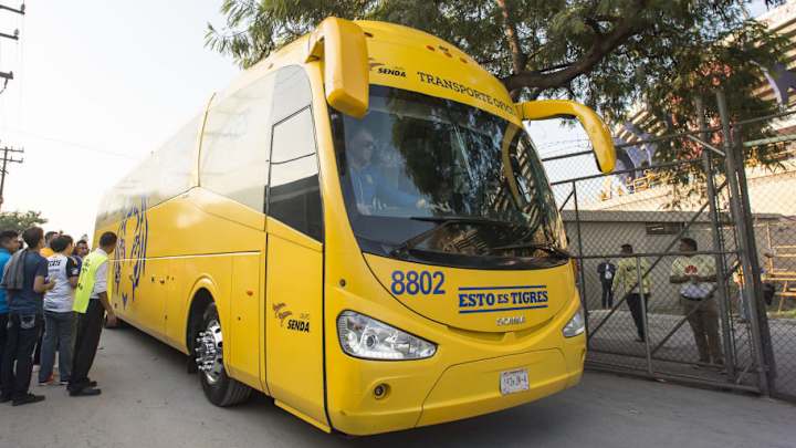 Aficionados de Toluca vandalizan el autobús de Tigres