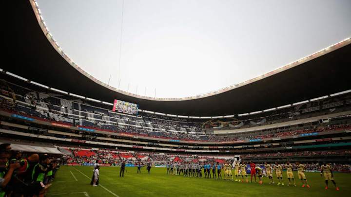 Captan vendedores rebajando cerveza con agua de la llave en el Estadio Azteca