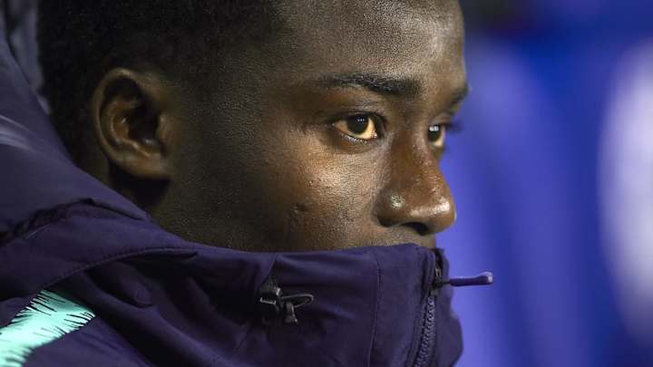 Un futbolista del Barça B es expulsado por agredir a un aficionado Un futbolista del Barça B es expulsado por agredir a un aficionado