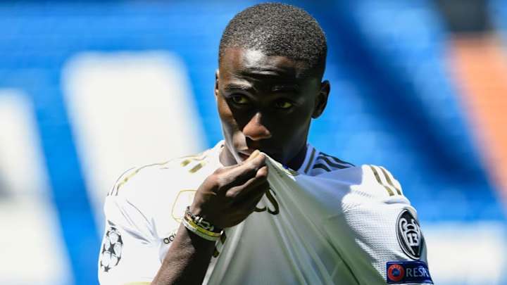 Mendy le da a 'me gusta' a un tweet pidiendo deportar a uno de sus compañeros