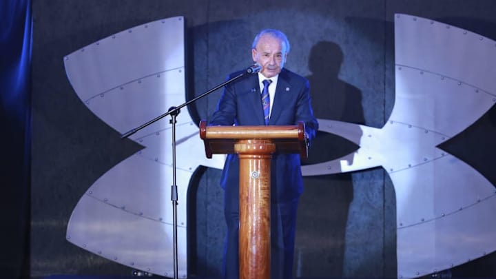 Afición del Cruz Azul arremete contra Billy Álvarez en CU