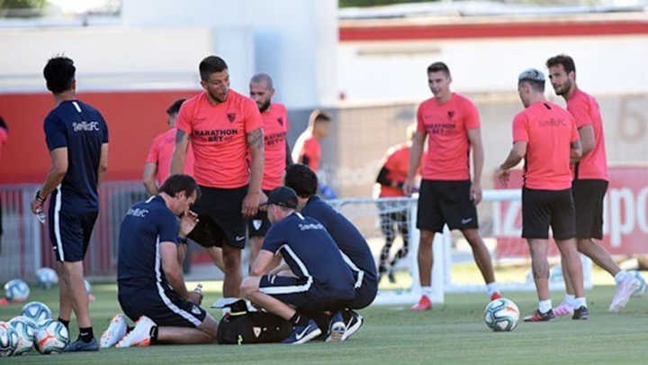 Lopetegui recibió un pelotazo en la cara en el entrenamiento del Sevilla Lopetegui recibió un pelotazo en la cara en el entrenamiento del Sevilla