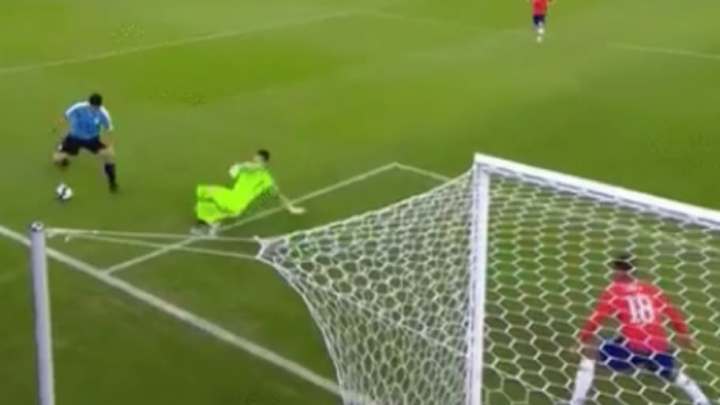 INSÓLITO | Luis Suárez pidió penal por mano del arquero tras una atajada... dentro del área