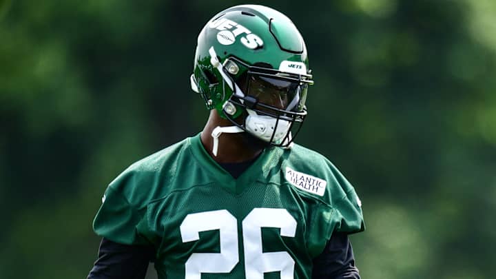 Le'Veon Bell Calls Out Haters in Epic Airport Escalator Rant Le'Veon Bell Calls Out Haters in Epic Airport Escalator Rant