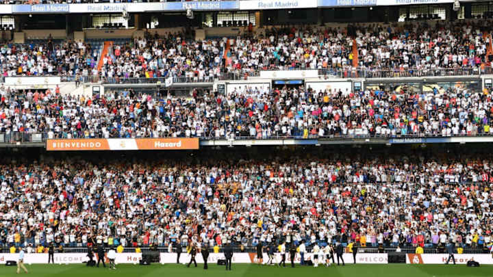 Aficionado del Barcelona llega a la presentación de Hazard y lo obligan a quitarse la camiseta