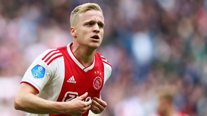 Van de Beek jugará con el Ajax la eliminatoria de Champions League y su fichaje se retrasa