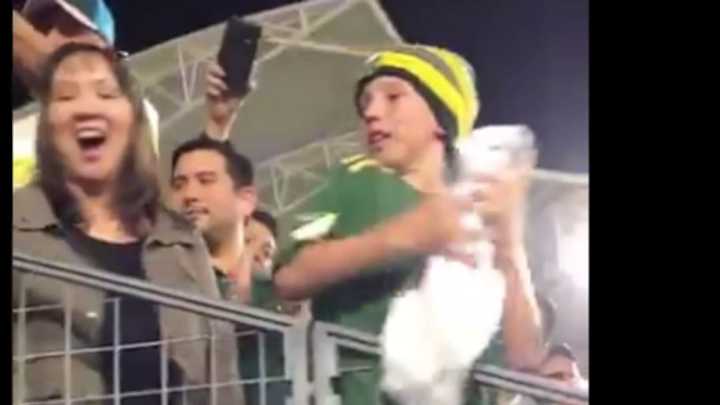 Zlatan Ibrahimovic le regaló su camiseta a un fanático del equipo rival y el momento se hizo viral