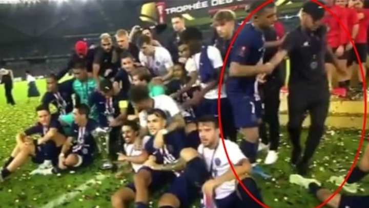 VÍDEO | Kylian Mbappé echa a Neymar de la celebración de la Supercopa de Francia