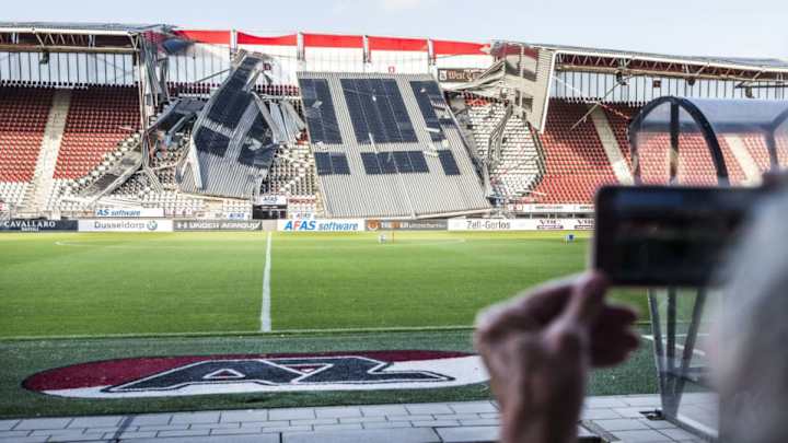 La tribuna de estadio se vino abajo a causa del fuerte viento