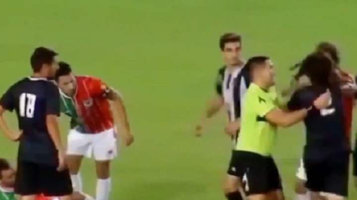 En el ascenso del fútbol argentino, un jugador enloqueció y noqueó a tres rivales