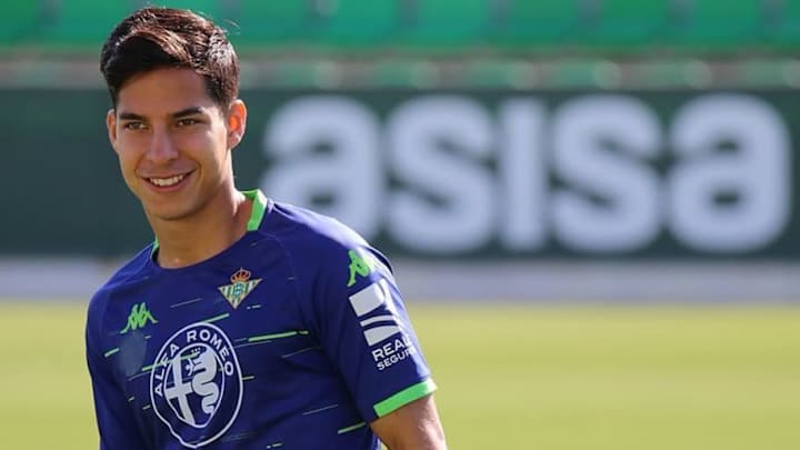 Diego Lainez y sus representantes estarían buscando un nuevo equipo