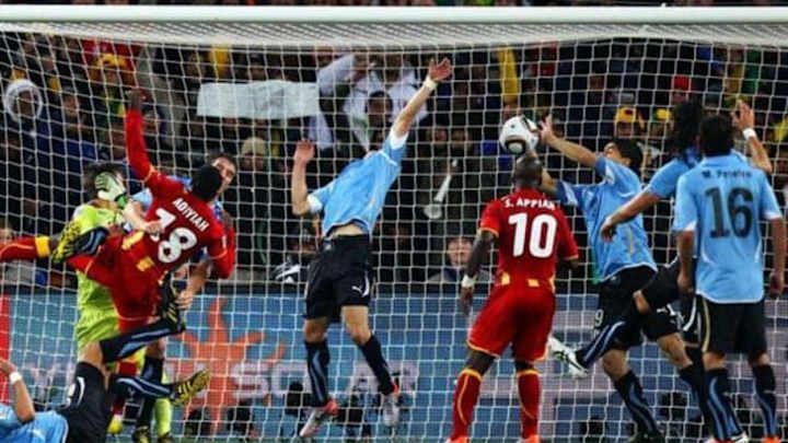 La IFAB propone que a partir de ahora toda mano dentro del área sea penalti