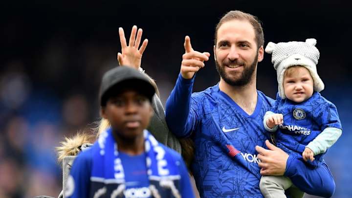 Gonzalo Higuaín besó a un policía y se ganó las carcajadas de sus compañeros del Chelsea Gonzalo Higuaín besó a un policía y se ganó las carcajadas de sus compañeros del Chelsea