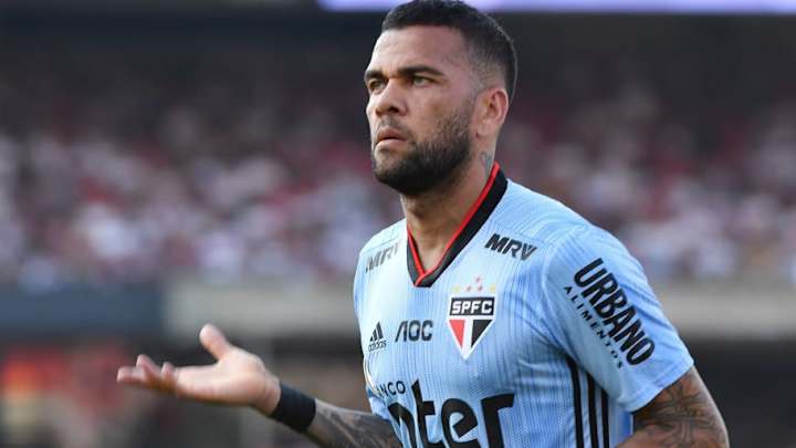 Dani Alves explica por qué tuvo que cambiar su posición al llegar al fútbol brasileño Dani Alves explica por qué tuvo que cambiar su posición al llegar al fútbol brasileño