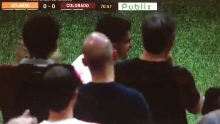 VIDEO: Pity Martínez se molesta con su entrenador y le grita tras salir de cambio