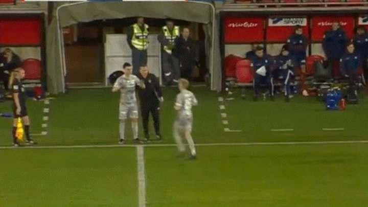 INSÓLITO | Iba a entrar al campo de juego pero el jugador al que reemplazaba lo lesionó