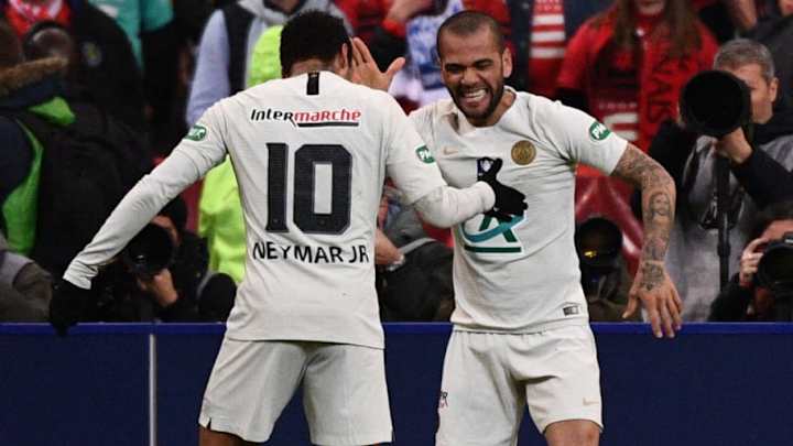 Alves confía en que Neymar seguirá en París:"¿Nos jugamos la Torre Eiffel a que se queda en el PSG?"