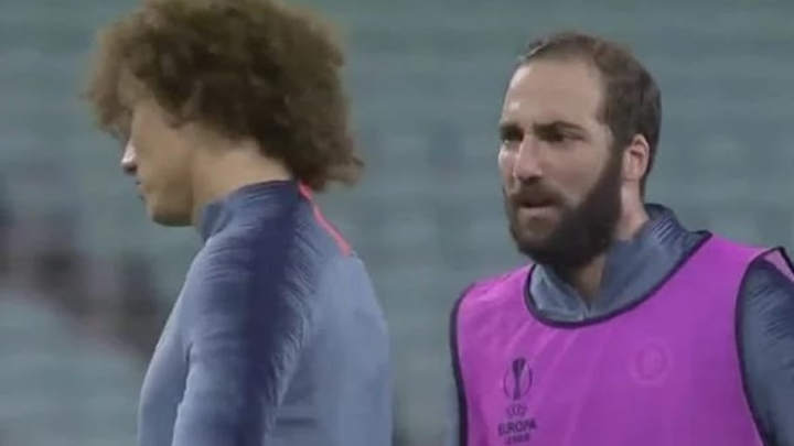 VIDEO | El codazo de David Luiz a Higuain en el entrenamiento que desató la ira de Sarri