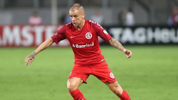 Djibril Cissé elogió a Andrés D’Alessandro y lo comparó con Lionel Messi y Cristiano Ronaldo Djibril Cissé elogió a Andrés D’Alessandro y lo comparó con Lionel Messi y Cristiano Ronaldo