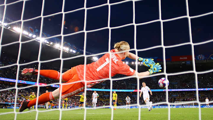 Lindahl's PK Save Preserves Sweden's 1-0 Win Over Canada in Last 16