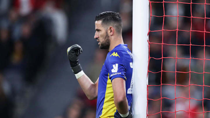 Safe Hands: Twitter Reacts as Kiko Casilla Saves Fan's Pie in Leeds' Carabao Cup Win Over Salford