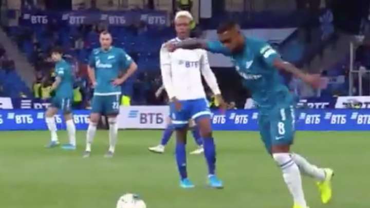 VÍDEO | Malcom pega un pelotazo al árbitro mientras este estaba distraído