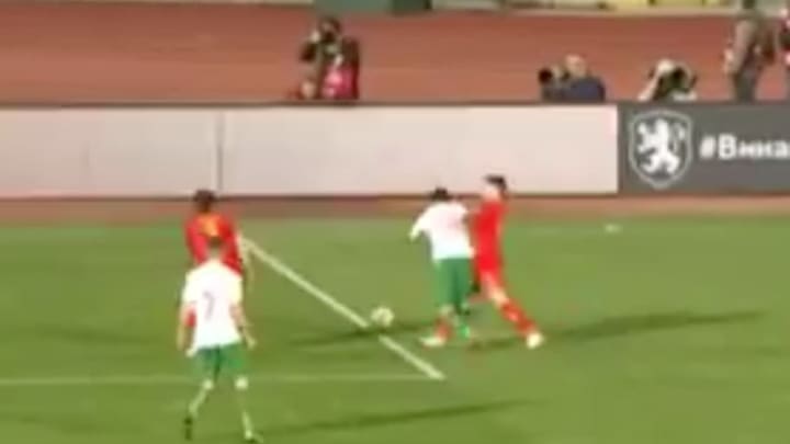 El surrealista penalti pitado medio metro fuera del área con el que Bulgaria empató a Montenegro