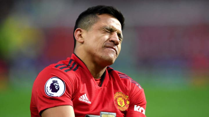 Alexis Sanchez Hobbles Off Against Southampton as Man Utd Injury Crisis Deepens