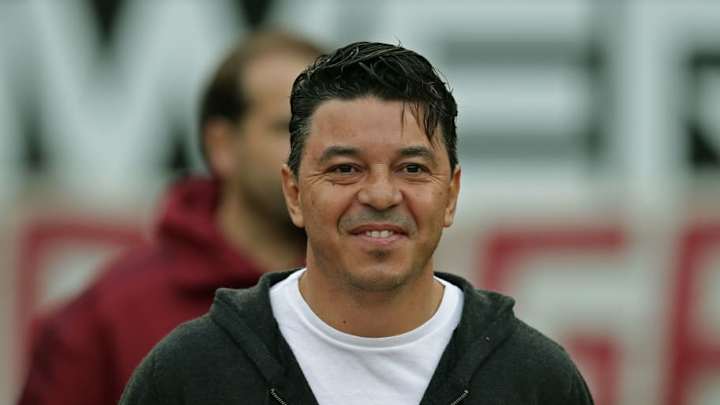 Campera deportiva y remera blanca: el por qué de la inusual vestimenta de Gallardo