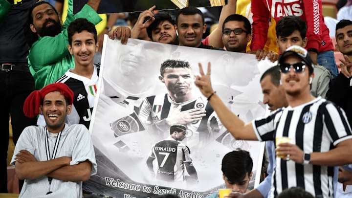Un aficionado saudí saltó al campo descalzo para abrazar a Cristiano Ronaldo
