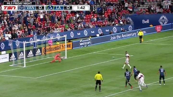 VIDEO: Futbolista de Vancouver falla un penal al estilo panenka ante la mirada de Ibrahimovic VIDEO: Futbolista de Vancouver falla un penal al estilo panenka ante la mirada de Ibrahimovic