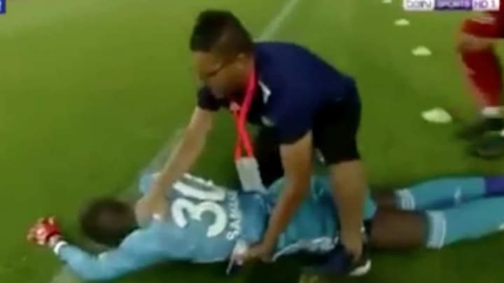 VÍDEO | Gran susto en Turquía tras el desplome de un futbolista luego de un choque de cabezas