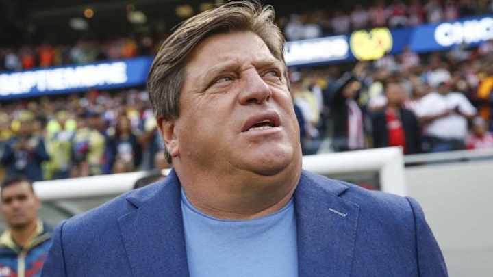 ​Miguel Herrera explota contra el club de Sebastián Cáceres