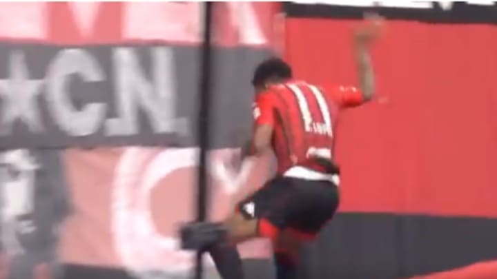 VÍDEO La tremenda caída al vacío de un futbolista al celebrar un gol en Japón