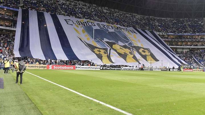 Aficionados de Monterrey dedicaron manta gigante al tricampeonato de CONCACHAMPIONS