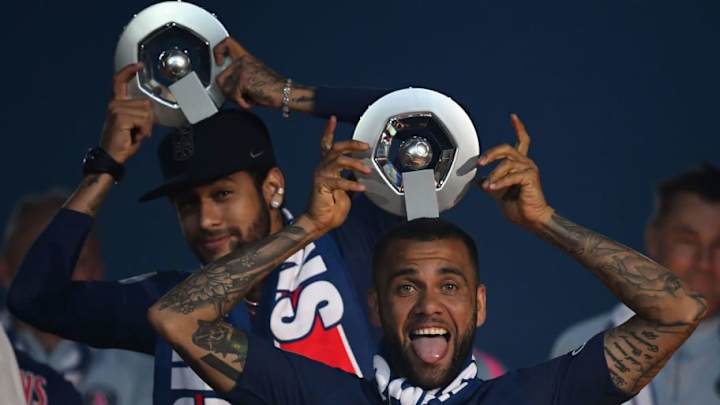 Dani Alves Backs Neymar to Stay at Paris Saint-Germain Rather Than Return to 'Ego-Guided' Barcelona