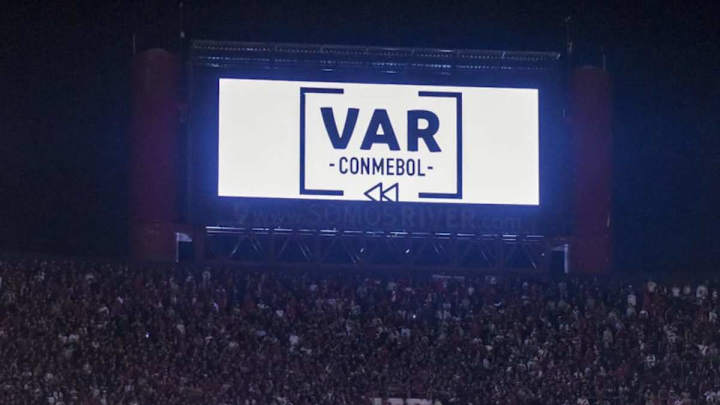 VÍDEO | Un repartidor de comida a domicilio se cuela en el estreno del VAR en Grecia