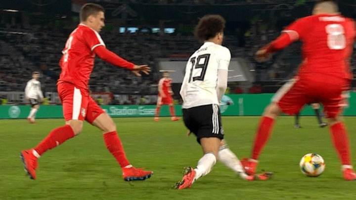 VÍDEO | El espeluznante planchazo que casi rompe a Leroy Sané