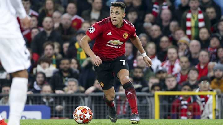 Alexis Sanchez Injured by Freak Linesman Collision During Defeat to Paris Saint-Germain