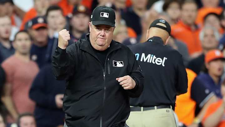 Weekend Hot Clicks: Michigan State's Awful Offense, Umpire's Embarrassing Strike Zone