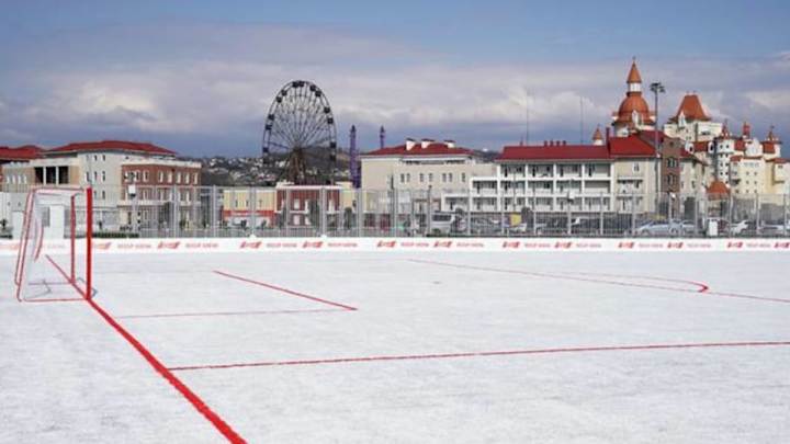Budweiser construyó un campo de fútbol con vasos reciclados del Mundial de Rusia Budweiser construyó un campo de fútbol con vasos reciclados del Mundial de Rusia