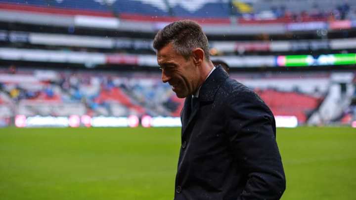 Pedro Caixinha sale molesto del Cruz Azul vs Puebla por el mal funcionamiento de su equipo