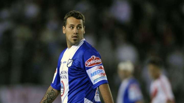 El impresionante gol de mitad de cancha del "Ogro" Fabbiani en el ascenso argentino