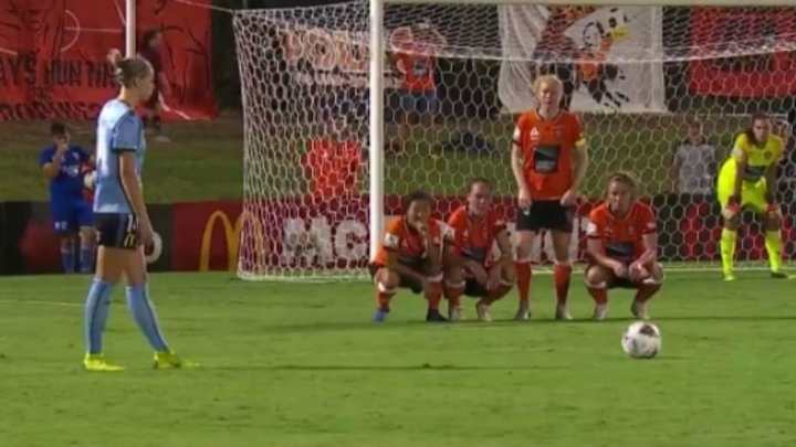 La estrategia más rara de la historia de una barrera para despistar al lanzador