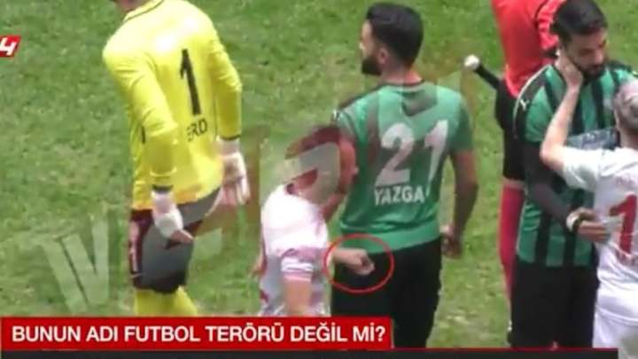 Insólito hecho en Turquía: salió al campo de juego con una cuchilla y agredió a sus rivales Insólito hecho en Turquía: salió al campo de juego con una cuchilla y agredió a sus rivales